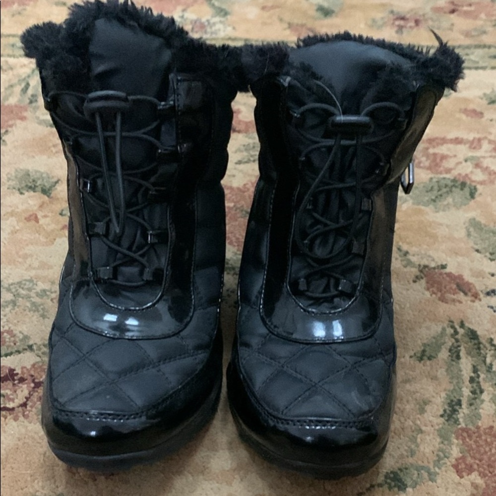 Khombu pull-on winter boots size 8